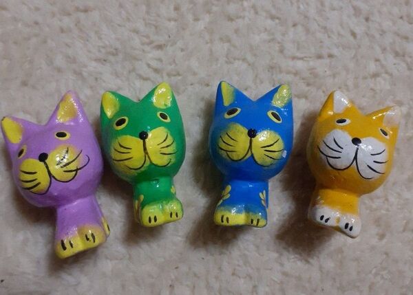 「まとめ売り」お座りした木彫りのネコ4個+ハートのお座りネコ アジアン雑貨