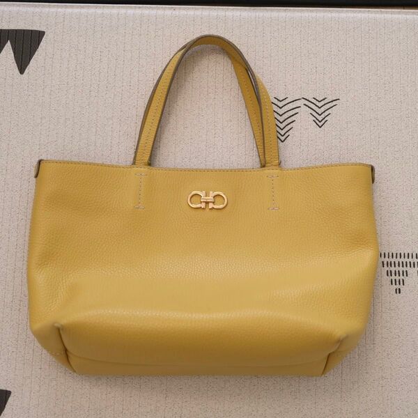 Ferragamo イエロー レザートートバッグ