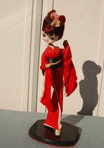 昭和30年代　ポーズ人形　赤い和服を着た：少女漫画顔の乙女　難あり
