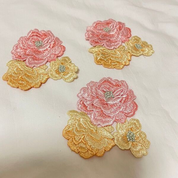 上品なワンポイントに。オレンジ×ピンクのお花のレースモチーフ*3枚セット ハンドメイド