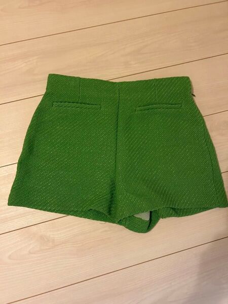 ZARA グリーンショートパンツ