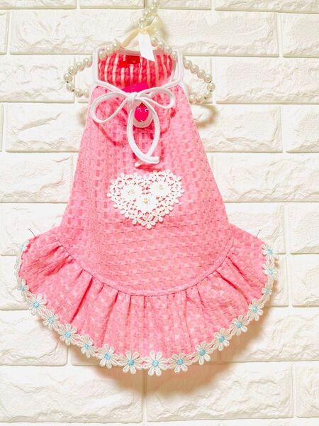 【新品】ペットウェア 花の刺繍レースが可愛いワンピース 格子柄に透かしが入った珍しい生地 素敵なデザイン