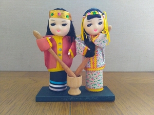 中古 民芸品 伝統 民族衣装 人形 お土産 郷土玩具 置物 夫婦 アイヌ 北海道 米搗き
