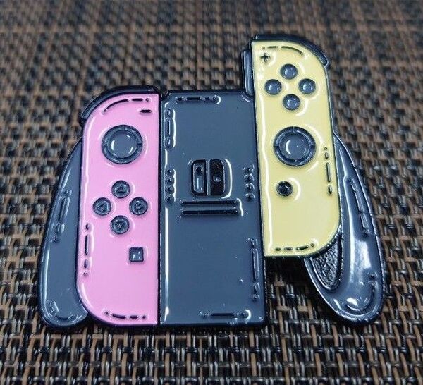 【新品未使用】switchコントローラーライトピンク&ライトイエローピンズ/ピンバッジ