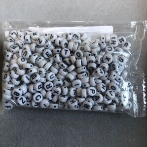 ビーズ ローマ字 黒字