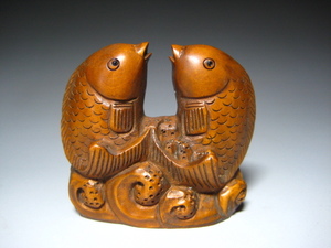 *. круг * Самшит мелколистный netsuke C461[ 2 шт. обыкновенный карп ] желтый . дерево гравюра 