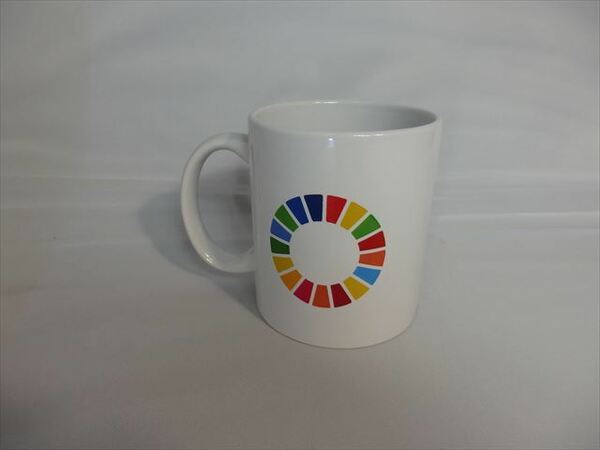 SDGsピンバッジ(ロゴプリント）マグカップ（3960円税込）（国連ブックショップ購入・新品未使用・送料無料）「持続可能な開発目標SDGs」N75