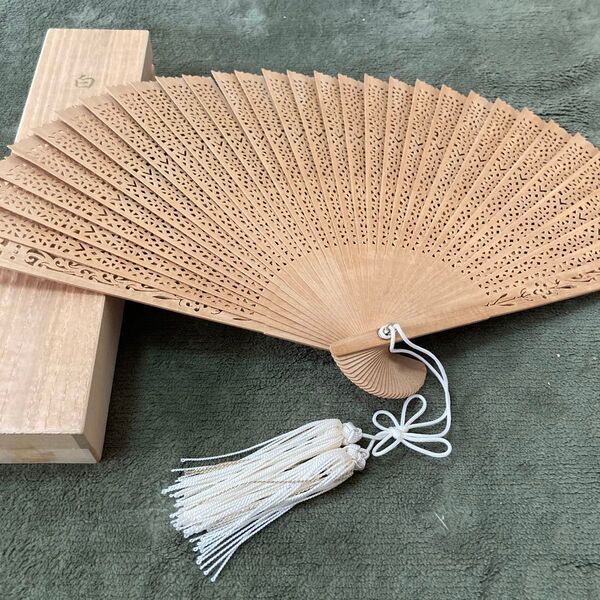 希少レア 白檀扇 桐箱付き:白檀扇子透かし彫り 白檀