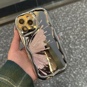 SALE【新品】バタフライ蝶きらきらミラーシルバー 波エッジTPUカバー★iPhone13Pro用ケース★耐衝撃保護 可愛いお洒落