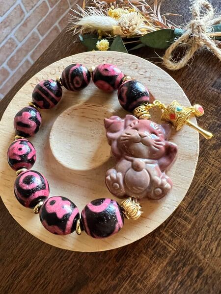 可愛いピンクのマルチ天珠に招き猫のお守りブレスレット