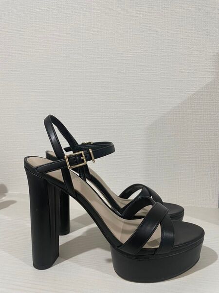 チャールズアンドキースクロスオーバープラットフォームサンダル 8900円で店舗で購入