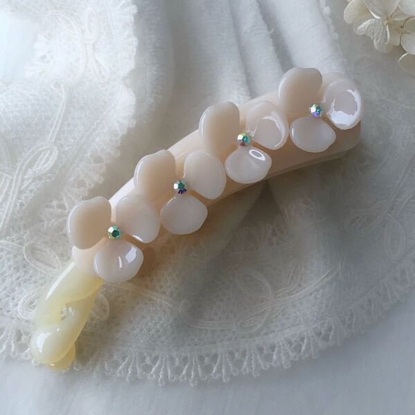大人可愛い 小花 ラインストーン バナナクリップ ヘアクリップ 薄ピンクベージュ