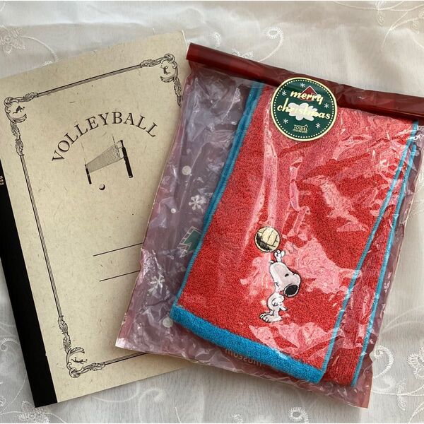 スヌーピーがバレーボールをしている刺繍入りのタオルとバレーボールノートのセットです タオルはクリスマスラッピング済みです