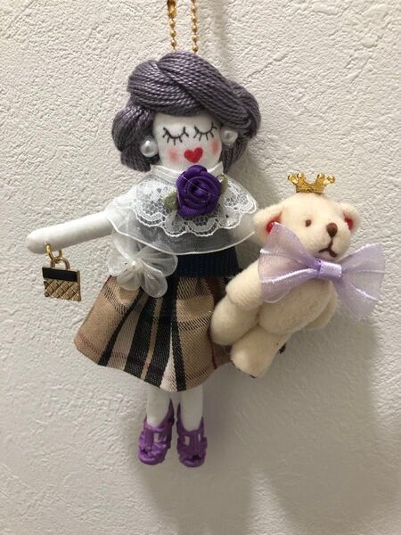 紫色の髪と靴、大きなクマちゃんとチェックのスカートが可愛いドールチャームです!