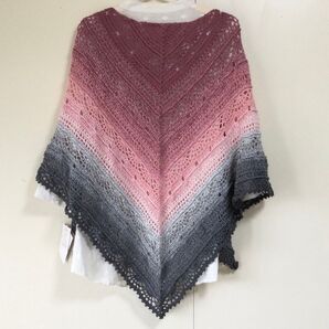 手編み 三角ショール 薄手 hobbii TWISTER 赤紫〜濃いグレー