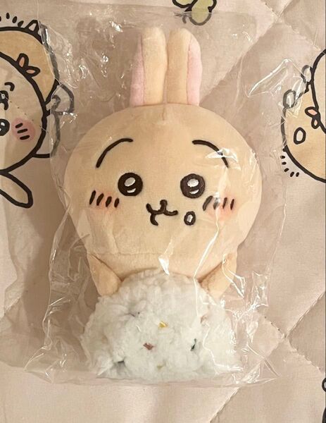 デスクトップから見守るひっかけぬいぐるみ おにぎりうさぎ