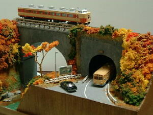 ゆめレール　日本の鉄道風景ジオラマミニ　紅葉の渓谷とトンネルに入る山道のある風景