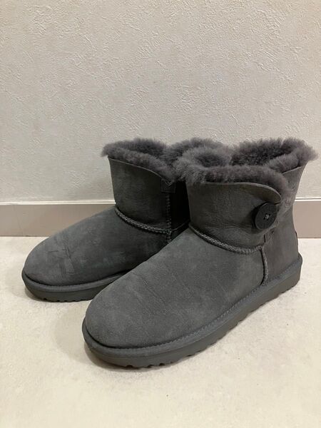 UGG ショートプーツ ミニ ベイリー ボタン II グレー 25cm