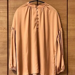 フェミニンブラウスコーデ【未使用】Te chichi★サテンくるみ釦スタンドギャザーブラウス/オレンジ