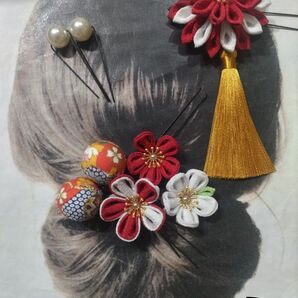 つまみ細工の髪飾り七五三お宮参り十三詣り成人式振袖卒業式袴祭法被発表会タッセル赤白金和玉ダリア風