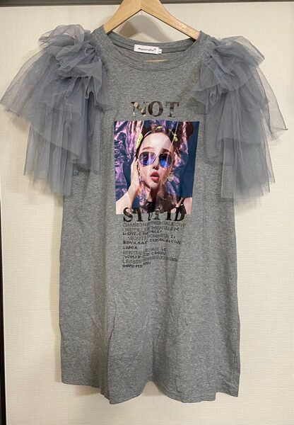 フリル付きグレーTシャツワンピース
