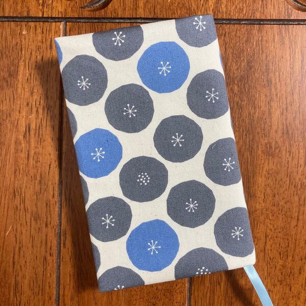新書判用 手描き風サークルフラワー柄ブックカバー☆ハンドメイド