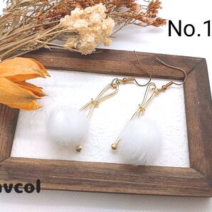 No.106 ハンドメイドピアス イヤリング 白色 ファー リボン シンプル 冬