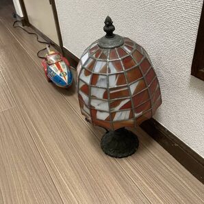 ステンドグラスライトスタンドです、、ステンドグラス特有のな鮮やかで柔らかい色彩です。