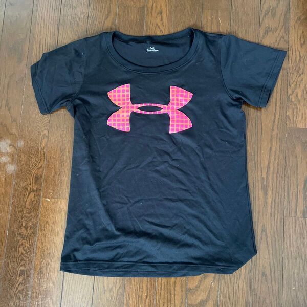 UNDER ARMOUR 黒 ピンクロゴ Tシャツ