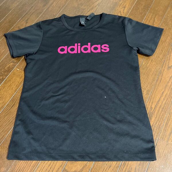 adidas 黒Tシャツ ピンクロゴ