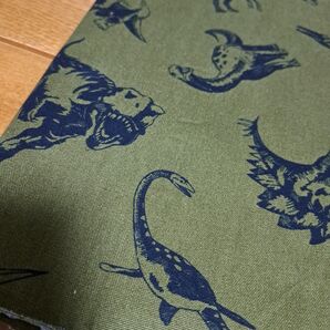50×100 恐竜 モスグリーン オックス 生地はぎれ
