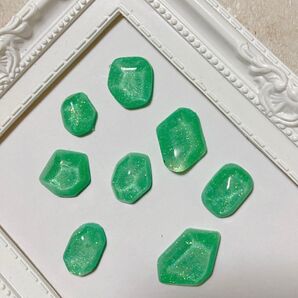 水面のきらきら海レジンカボション* ハンドメイド 海レジン エメラルド 不規則