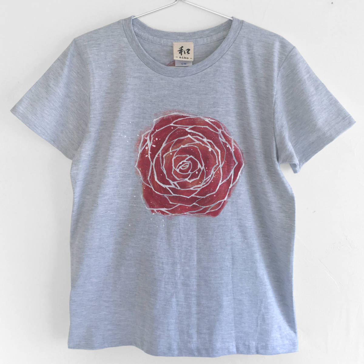Женская футболка размера М. Футболка с рисунком розы и ручной росписью. Повседневная футболка с розой и акварелью., Размер М, круглая шея, узорчатый