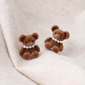 スリーコインズ クマ樹脂イヤリング ブラウン