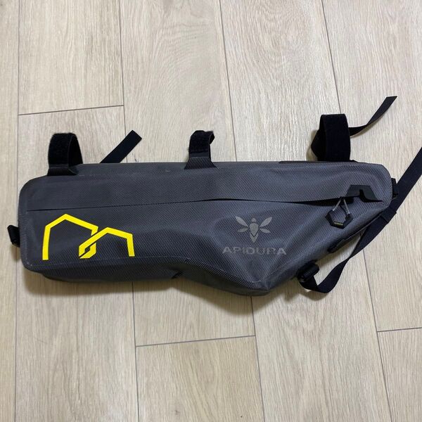 ☆美品☆ apidura フレームバッグ 4.5L ミディアム