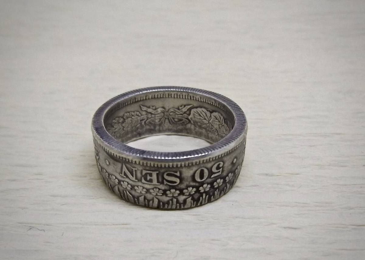 No. 22 Silver 800/1000 Coin Ring Using Rising Sun 50 Sen Silver Coin Handmade Handmade Ring (10122) Livraison gratuite Nouvelle fleur de cerisier à crête de chrysanthème inutilisée, anneau, argent, N° 22~