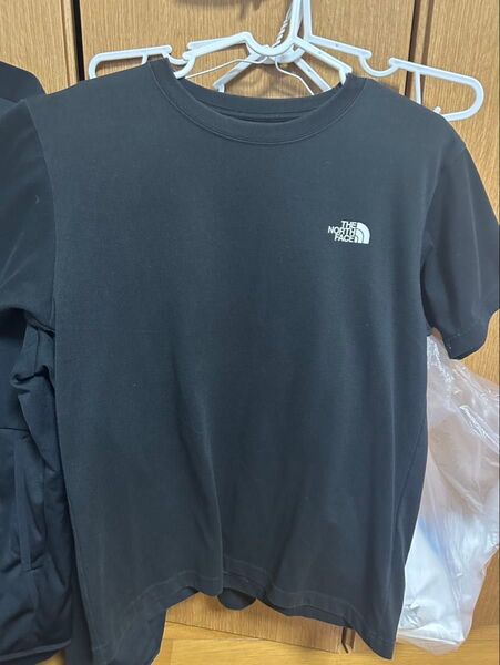 THE NORTH FACE 黒TシャツNEVER STOP EXPLORING
