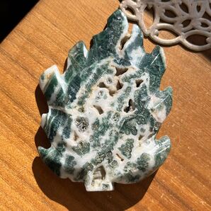 ①天然石 モスアゲート リーフ置物86g