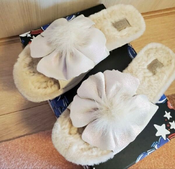 レア UGG プリティ スライド ムートンスリッパ お花のサンダル 定価30800円 可愛いムートン