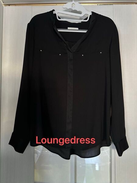 超美品 Loungedress ブラック 比翼 ブラウス フリーサイズ 変わりVネック サテン パイピング ゴールドスタッズ
