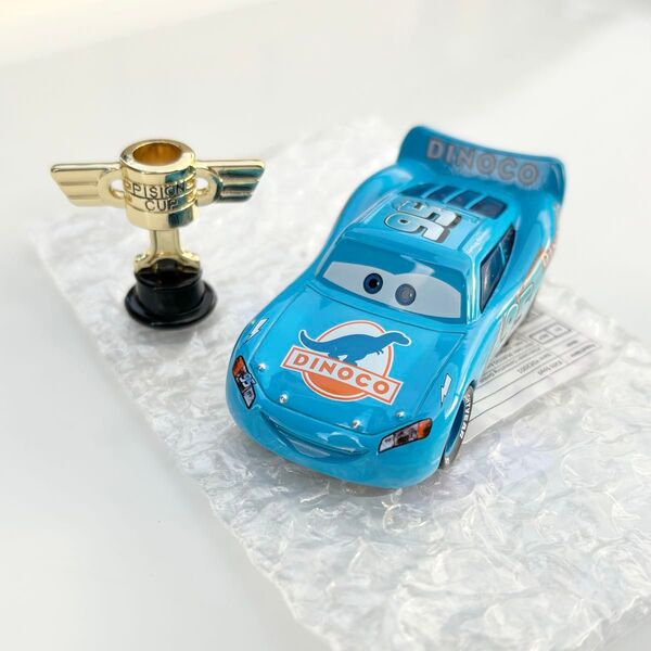 【新品】ライトニング・マックイーン +ピストンカップトロフィーセット カーズ トミカ