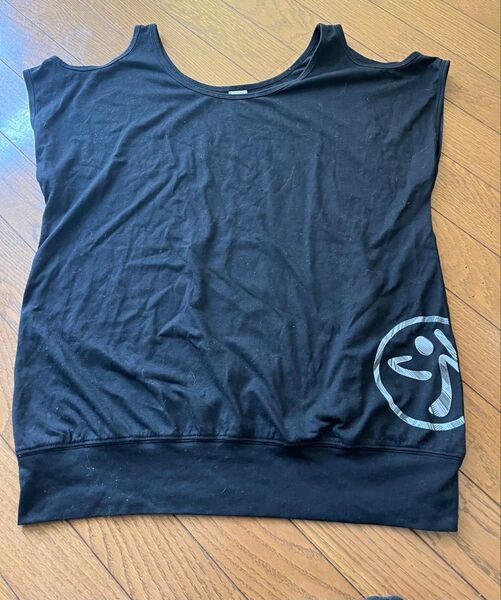 ZUMBAシャツ ブラック サイズが書いてありませんが、私がL着用してました。