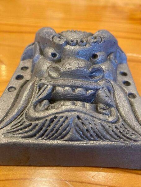 手のひらサイズの鬼瓦です。魔除け、厄除けの意味があるようです。
