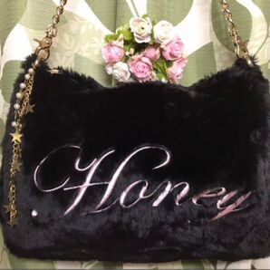 ハニーバンチ 四角 ショルダーバッグ スクエア ハンドバッグ セカンド 鞄 サブクラッチ ファー ボア チャーム付き 黒ブラック