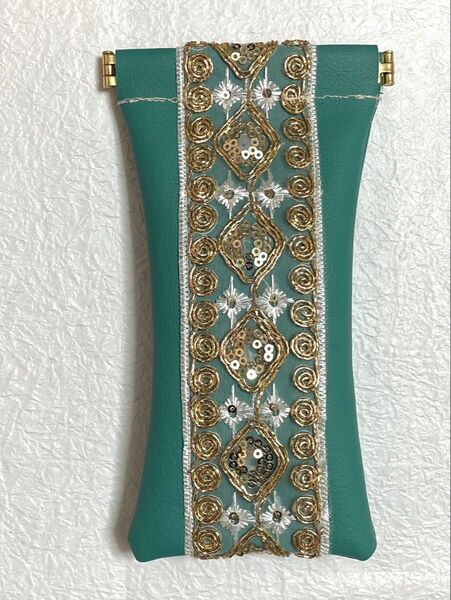 グリーン色 刺繍リボン付き バネ口 メガネ入れ 小物入れポーチ