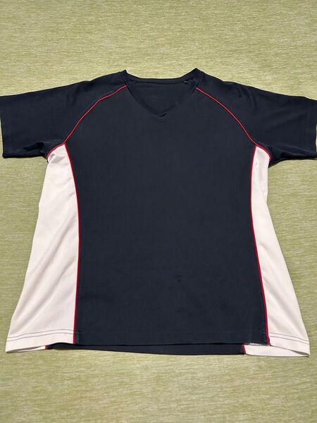 VネックTシャツ
