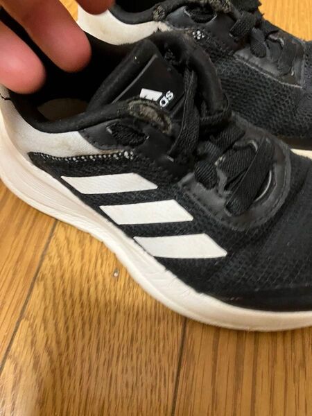 18センチ スニーカー アディダス 運動靴 小学生 黒 adidas 子供 キッズ