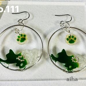 ワイヤーアクセサリーピアス 猫ちゃんレジン グリーン×白 イヤリング変更可能です