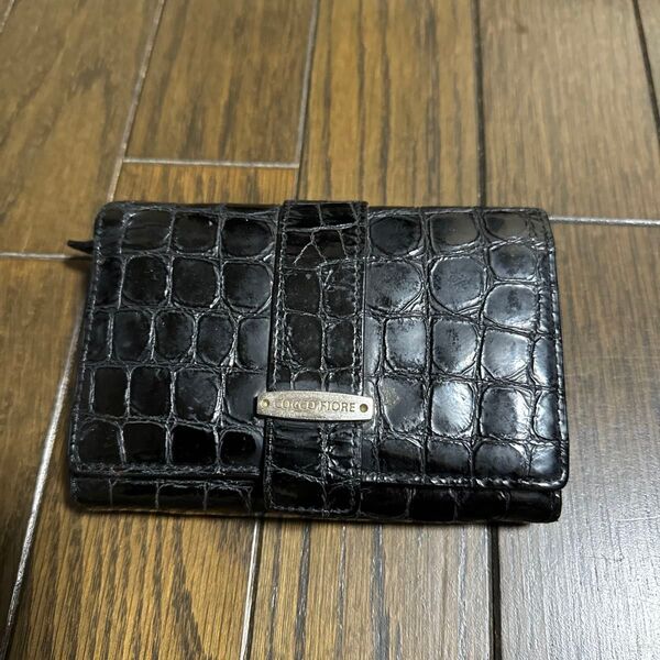 COCCO FIORE ブラック二つ折の財布 中央に共のベルトがアクセントでポケットが一杯あるのでカードは勿論御守りも入る大容量