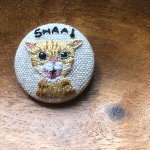 ハンドメイド くるみボタン 刺繍ブローチ 茶トラ
